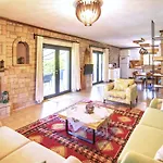 Stonehouse-1 Vila