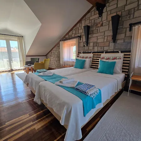 Stonehouse-1 Vila